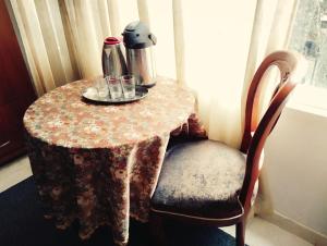 uma mesa com uma chaleira e uma mesa com uma cadeira em La Candelaria Centro Histórico - Cozy Room Bogotá em Bogotá