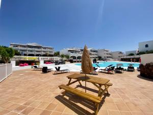コスタ・テギセにあるEscapada Atlanticaのパティオ(テーブル、椅子付)、プールが備わります。