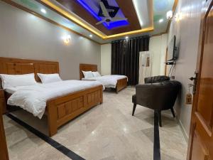 Кровать или кровати в номере Shaheen Hotel Patriata