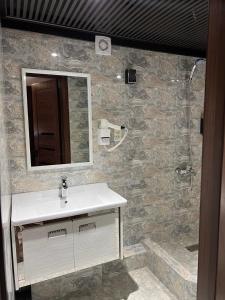 łazienka z umywalką, lustrem i prysznicem w obiekcie Horizon Boutique w Samarkandzie