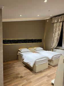 sypialnia z dwoma łóżkami i oknem w obiekcie Horizon Boutique w Samarkandzie