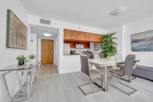 a dining room and kitchen with a table and chairs at Deluxe 1 Bedroom Apartment • Brickell • Ocean View in Miami