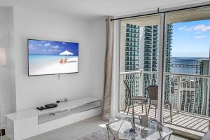 uma sala de estar com vista para a praia em Deluxe 1 Bedroom Apartment • Brickell • Ocean View em Miami