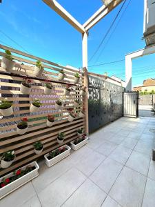 patio z doniczkami na drewnianej ścianie w obiekcie Vila Storia w Niszu