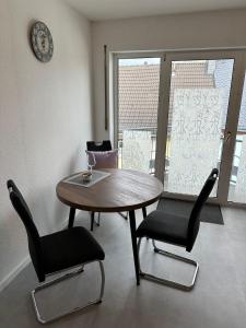 a table and chairs in a room with a window at Mani´s Feriendomizil Neuwied in Neuwied