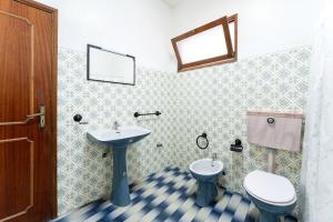 uma casa de banho com um lavatório e um WC em Alojamento Local Servinho Sebastião Maria em Sanfins do Douro