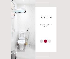 une salle de bain avec des toilettes blanches et une douche dans l'établissement Appartement Soleil,Batterie 4, à Libreville