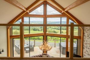 un soggiorno a pianta aperta con una grande finestra di Valley View Luxury Lodges Gamekeepers 4 Bedroomed a Preston