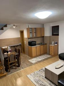 ein Wohnzimmer mit einer Küche und einem Tisch in der Unterkunft SA Apartment in Sarajevo
