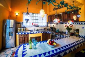 uma cozinha com um balcão com uma taça de fruta em Stunning Views -3 Bed, 3 Bath Art Filled Casa! em San Miguel de Allende