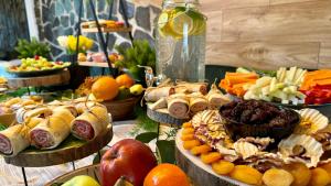 un buffet con muchos tipos diferentes de comida en los platos en PARADiSE Wellness Residence en Terchová