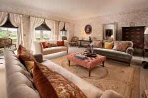 un soggiorno con divano e tavolo di Broadgate House & Steading a West Woodburn