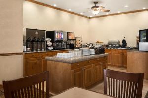 a kitchen with a counter with a coffee shop at Country Inn & Suites by Radisson, Columbus West, OH in Columbus
