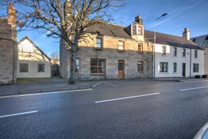 an empty street in front of an old building at The Apartment at Allt-Sagart in Golspie