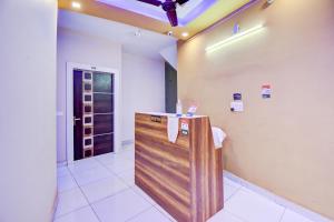 een kamer met een houten aanrecht en een deur bij OYO Hotel Sarovar in Kurukshetra