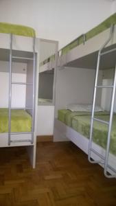 Katil dua tingkat atau katil-katil dua tingkat dalam bilik di Hostel Flor de Maria