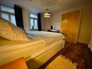 # One Apartment's / Parkplatz / Schlossplatz في كوبورغ: غرفة نوم مع سرير مع خزانة ونوافذ
