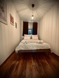 a bedroom with a large bed in a room at # One Apartment's / Parkplatz / Schlossplatz in Coburg