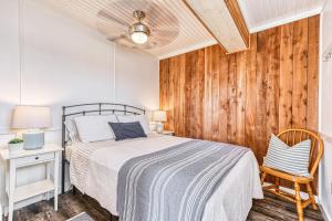 Tempat tidur dalam kamar di Half Shell, Unit 2