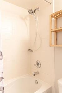 Ένα μπάνιο στο DWTN Condo Near CN Tower! w/ Free Parking +21 φωτογραφίες