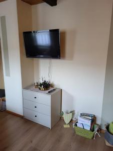 En tv och/eller ett underhållningssystem på Ferienwohnung Augustusburg