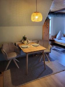 - un salon avec une table et un canapé dans l'établissement Ferienwohnung Augustusburg, à Augustusburg