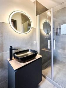 een badkamer met een zwarte wastafel en een spiegel bij SI-View Einzelzimmer Zimmer 11 in Siegen