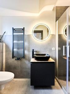 La salle de bains est pourvue d'un lavabo, de toilettes et d'un miroir. dans l'établissement SI-View Einzelzimmer Zimmer 11, à Siegen