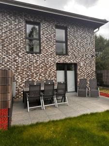 a patio with chairs and a table in front of a brick building at Haus in Harburger Berge in Hamburg