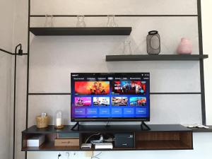 TV a/nebo společenská místnost v ubytování Skyline Serenity Nr Legoland - 3BR3B - by Cowidea
