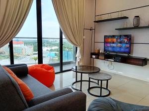 TV a/nebo společenská místnost v ubytování Skyline Serenity Nr Legoland - 3BR3B - by Cowidea