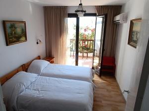 Habitación con 2 camas y puerta a un patio en Argo House '6, en Korfos