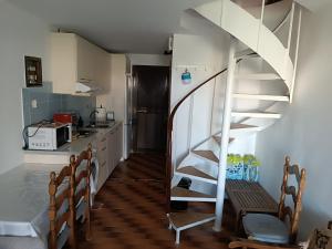 cocina con escalera de caracol en una habitación en Argo House '6, en Korfos