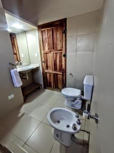 uma casa de banho com um WC e um lavatório em El Aromo em Cafayate