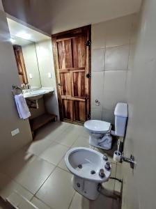 un baño con inodoro y lavabo en Los Aromos 1 y 2, en Cafayate 33 fotos más