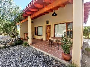 Casa con porche con mesa y banco en Los Aromos 1 y 2, en Cafayate