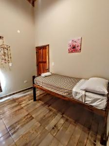 um quarto com uma cama no canto de um quarto em El Aromo em Cafayate