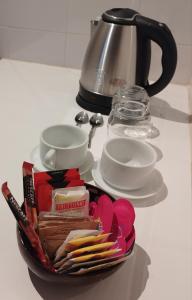 un cesto di cibo e un bollitore per il tè su un bancone di Garibaldi Guest House a Macerata