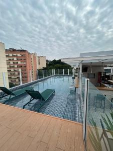 uma varanda com uma piscina no topo de um edifício em Arosa Rio Hotel no Rio de Janeiro