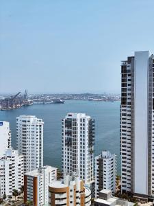 z góry widok na miasto z wysokimi budynkami w obiekcie Palmetto 2HABS vista de frente al mar. w mieście Cartagena de Indias