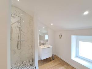 a white bathroom with a shower and a sink at Moscow, Maison spacieuse proche Reims in Berru +22 photos