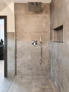 a shower in a bathroom with a wall with a shower at Si-View Doppelzimmer Zimmer 14 in Siegen