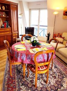 een eettafel met stoelen en een rode tafelkleed bij L' Appart BELLE VUE GARE ET CENTRE 10 mn à pied GARAGE GRATUIT in Colmar