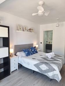 Schlafzimmer mit einem Bett und einem Deckenventilator in der Unterkunft Alicante El Campello 1º línea de playa in El Campello