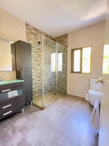 Ένα μπάνιο στο Apartamento Los Narcisos 2