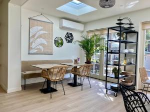 a dining room with a table and chairs at De Heerlijkheid van Noordwelle Adults Only in Renesse
