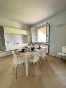 uma sala de jantar com uma mesa e cadeiras numa cozinha em Villa Mary, relax nel cuore del Chianti em Poggibonsi