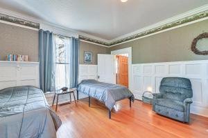 um quarto com 2 camas, uma cadeira e uma janela em Spacious Ewing Retreat with Game Room and Fireplace! 