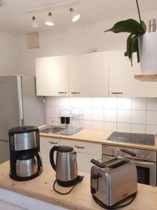 Een keuken of kitchenette bij 2 room Apt in the heart of Neustadt with balcony