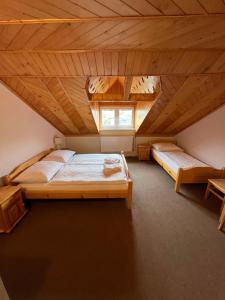 1 dormitorio con 2 camas en un ático en Privát U Mara, en Poprad